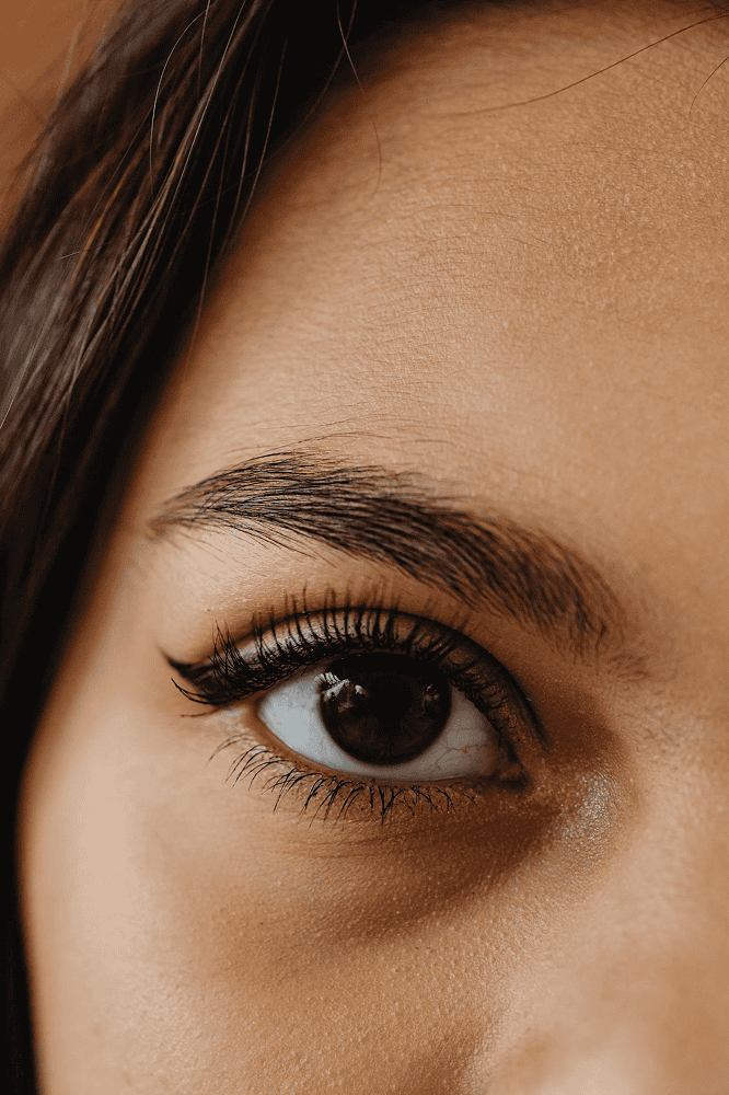 Detaljerad bild av ett öga med Nano Brows permanent makeup.