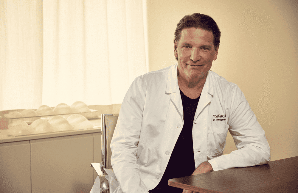 Porträtt av Dr. Jonas Röjdmark i vit labbrock mot ljus bakgrund.